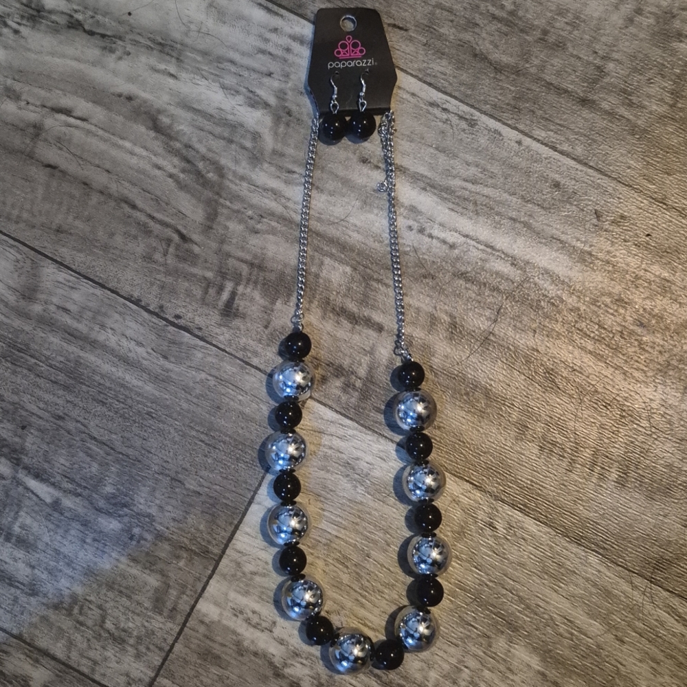 New Paparazzi necklace with matching earrings